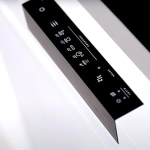 Gros plan d'un élégant appareil électronique noir avec commandes tactiles. Des icônes pour différentes fonctions sont visibles sur sa surface.