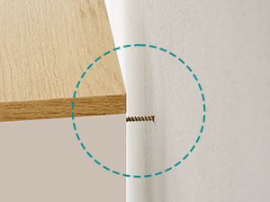 Gros plan d'un mur de couleur claire avec un petit trou ou une marque soulignée par un contour circulaire bleu sarcelle.