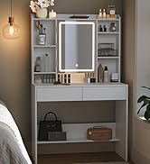 une coiffeuse avec un miroir et une étagère avec une lumière dessus.