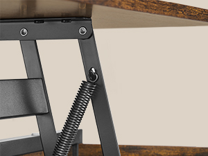 Vue rapprochée d'un mécanisme à ressort en métal noir ou d'un composant de charnière muni de vis de fixation, qui semble faire partie d'un meuble ou d'un équipement