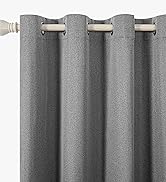 Panneau de rideau gris avec anneaux en forme d'œillet sur une tringle à rideau blanche. Le rideau a un aspect de tissu texturé.