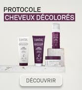 Le texte indique « PROTOCOLE » et « CHEVEUX DÉCOLORÉS » avec « DÉCOUVREZ ». Présentation du produit d'emballages de soins capillaires violets et blancs disposés sur fond beige.