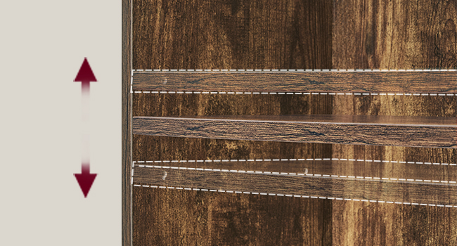 Gros plan de planches de bois avec des lignes pointillées blanches et des flèches indiquant un mouvement directionnel sur le côté