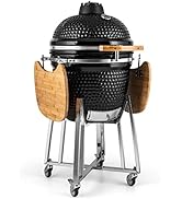 Grand grill en céramique de style kamado avec extérieur texturé noir, tables d'appoint en bambou et support à roulettes en métal