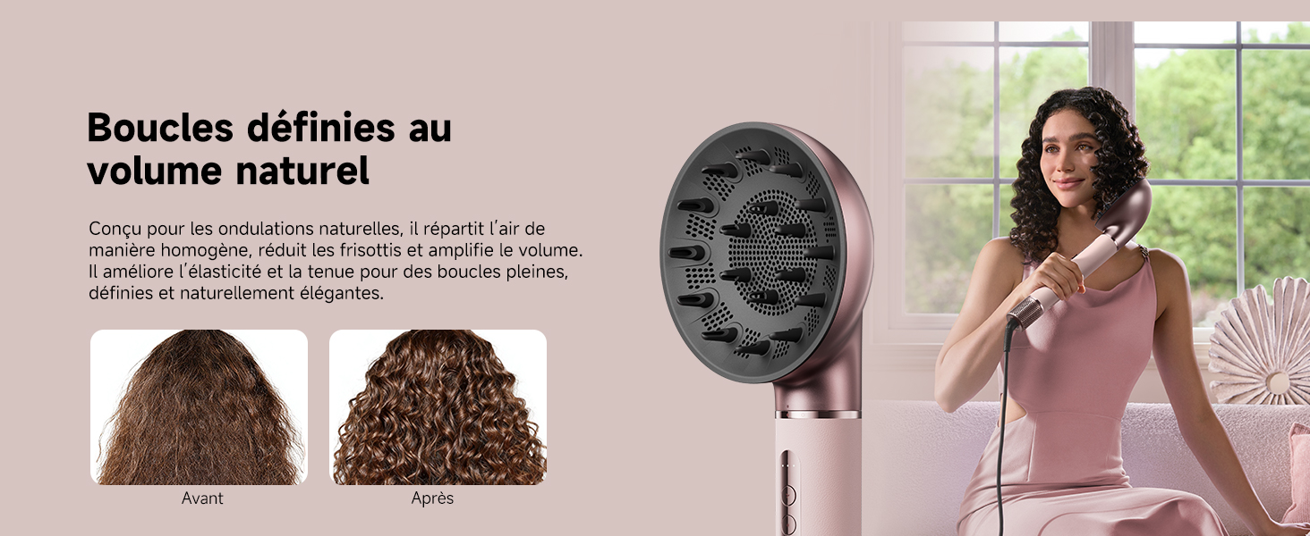 Le texte se lit comme suit : « Boucles définies au volume naturel ». Publicité montrant les résultats avant/après les cheveux bouclés et un accessoire de coiffage circulaire.