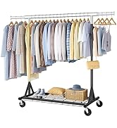 Étagères à vêtements à roulettes commerciales remplies de vêtements sur cintres. Plusieurs étagères présentées côte à côte présentant divers vêtements dans des couleurs claires et neutres.