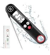 Plusieurs vues d'un volant noir orné d'une bande rouge et de divers boutons de commande. Des effets d'éclaboussures d'eau visibles en arrière-plan suggèrent des caractéristiques de résistance à l'eau.