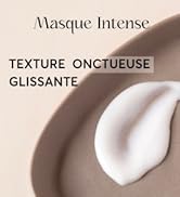 Gros plan d'une crème blanche à la texture lisse et brillante à côté d'un liquide brun. Le texte indique qu'il s'agit d'un masque intense à la texture glissante et onctueuse
