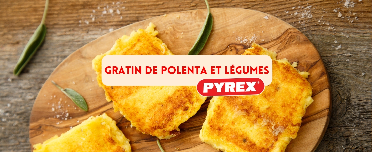 Polenta dorée et gratin de légumes servis sur une planche de bois. Plat de marque Pyrex avec le texte « Gratin de polenta