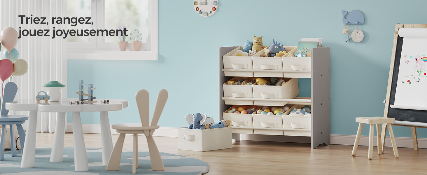 Salle de jeux pour enfants avec table et chaises blanches, murs bleu clair et unité de rangement blanche avec plusieurs bacs pour ranger les jouets et les fournitures