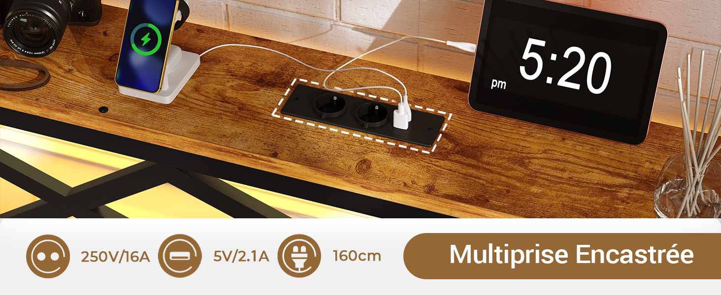 Organiseur de bureau ou station de recharge en bois avec affichage numérique de l'horloge indiquant 5:20, avec plusieurs compartiments sur une surface en bois