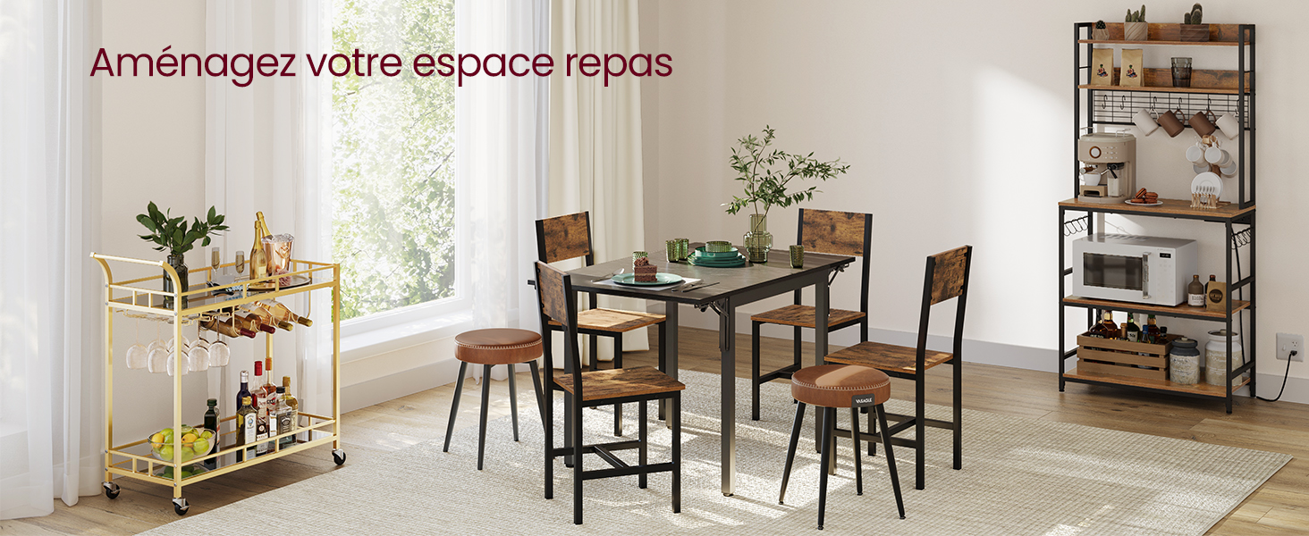Salle à manger avec table en bois, chaises et étagère de style industriel. Chariot de bar et plantes visibles. Texte français sur l'aménagement de la salle à manger.