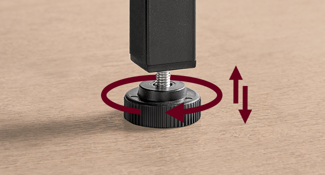 Appareil circulaire noir avec mécanisme de réglage de la hauteur indiqué par des flèches directionnelles rouges.