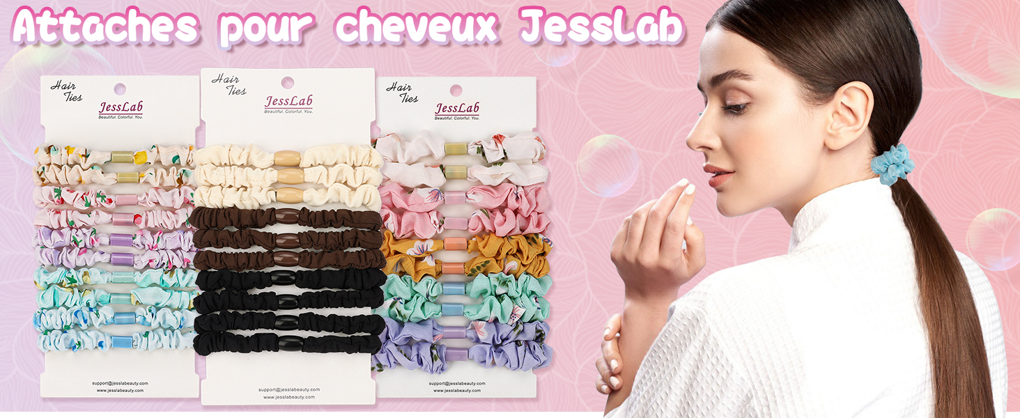 Exposition de chouchous colorés de styles et de motifs variés, aux côtés d'une femme avec un chouchou bleu en queue de cheval.