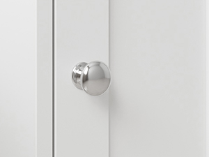 un gros plan d'une porte blanche avec un bouton chromé.