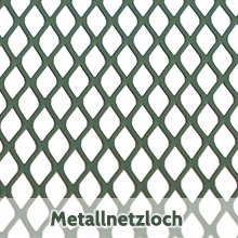 Gros plan d'un treillis métallique vert avec des ouvertures en forme de losange. Le matériau semble être une feuille perforée présentant un motif de trous uniforme et répétitif.