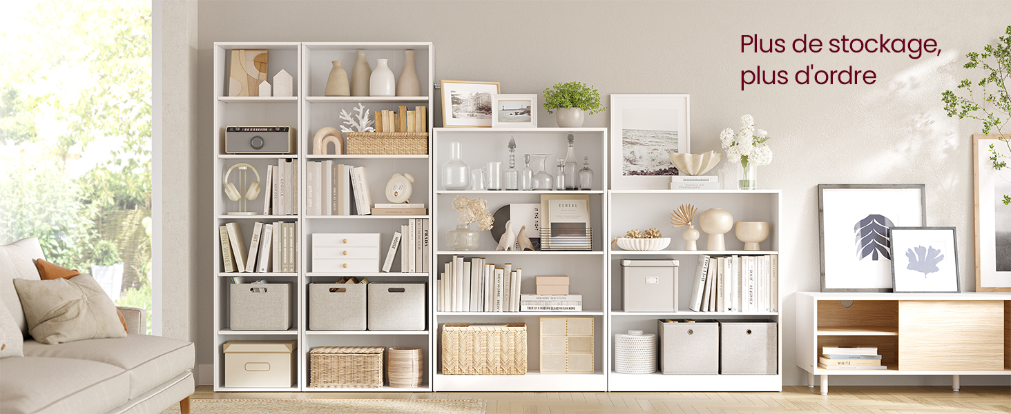 avec plusieurs étagères présentant des livres, des boîtes et des objets de décoration dans un espace de vie lumineux