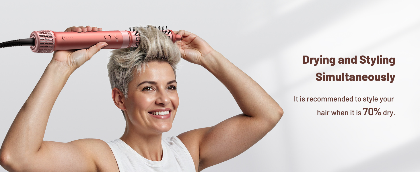 Le texte indique « Séchage et coiffage » et « Simultanément ». Collection d'images montrant des démonstrations d'utilisation de produits de soins capillaires sur fond clair.