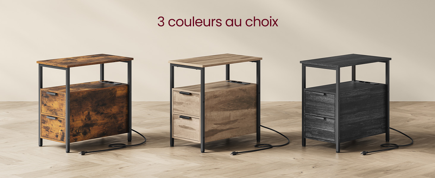 Trois tables d'appoint identiques dans différentes finitions de bois : brun rustique, bois naturel et noir, chacune dotée d'une structure en métal et d'étagères à deux niveaux