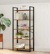 une grande bibliothèque contenant des livres et d'autres objets