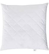 Coussin matelassé blanc avec coutures à motif losange. Forme carrée avec texture de surface lisse et uniforme. Petite étiquette visible sur un coin.