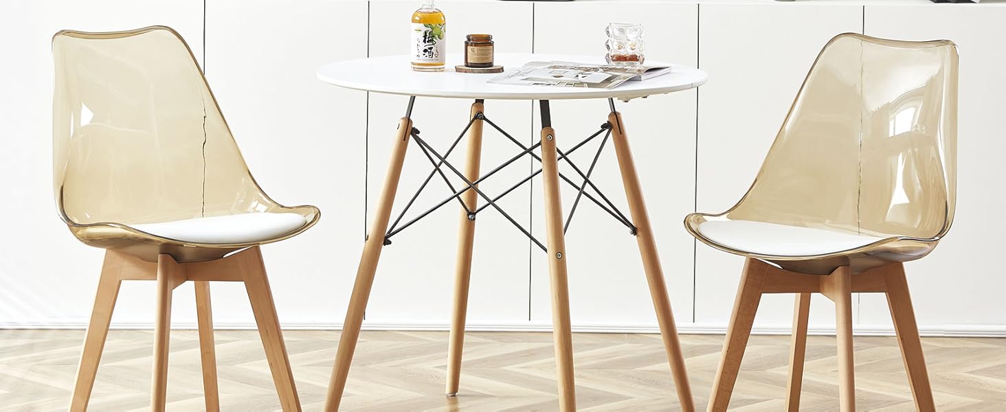 avec table ronde en verre, deux chaises transparentes avec pieds en bois et des étagères murales blanches présentant