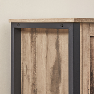 Gros plan d'un meuble en bois avec structure en métal noir, mettant en valeur les détails des joints d'angle et la texture naturelle du grain du bois