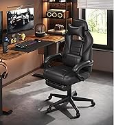 noire au design de style course comprend un siège et un dossier rembourrés, un repose-pieds rétractable, visible dans une configuration de jeu avec un bureau et des écrans en