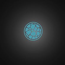 Logo circulaire bleu brillant avec motif en forme de toile sur fond foncé.