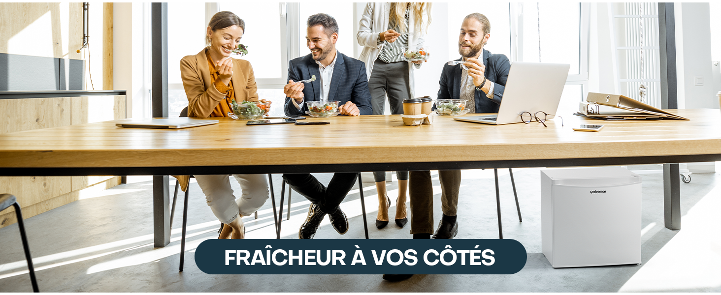 Trois personnes assises à une table en bois dans un bureau, utilisant des appareils mobiles et des ordinateurs portables. Le texte superposé indique « FRAICHEUR À VOS CÔTÉS