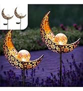 Lampes solaires de jardin en forme de croissant de lune décoratif avec des motifs découpés complexes, illuminées par un éclairage chaud.