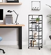 Chariot roulant à cinq niveaux avec cadre et étagères en métal noir. Doté de côtés en maille et de roulettes pour plus de mobilité. Montré dans un bureau avec des livres, des plantes et des fournitures de bureau.