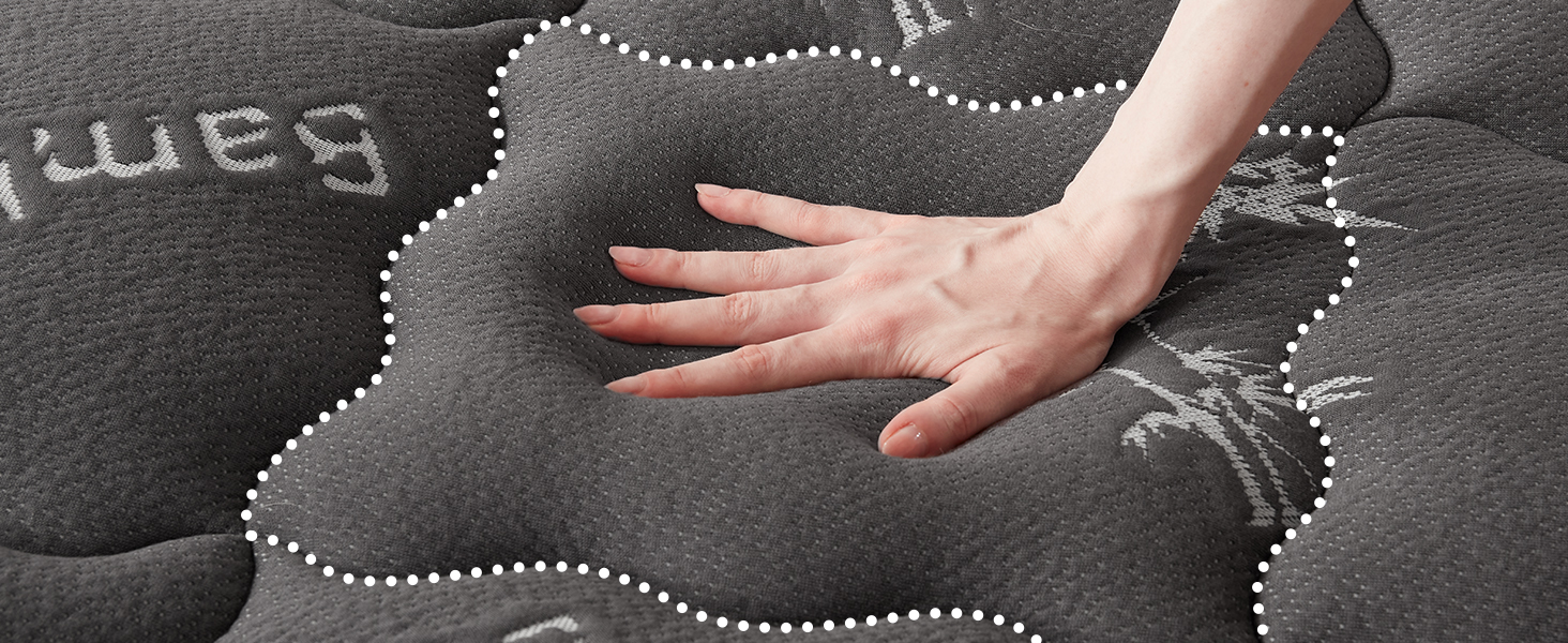 Mains montrant l'utilisation d'une mousse grise ou d'un matériau de surface rembourré, avec des lignes pointillées indiquant des zones ou des sections.