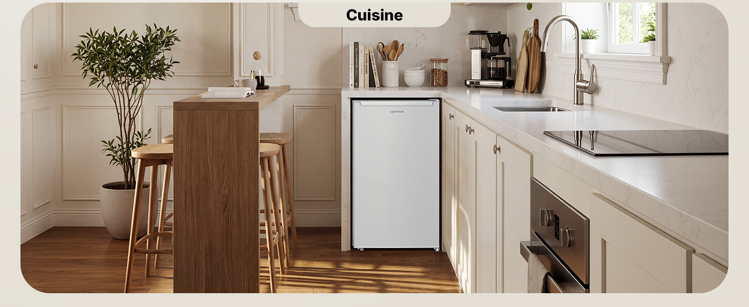 Intérieur de cuisine minimaliste moderne avec armoires blanches, accents de bois et décor végétal. Les multiples vues montrent une conception fluide avec des appareils intégrés et un éclairage naturel.