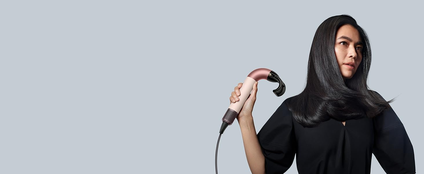 Le Dyson Supersonic r et l’embout de finition lisse utilisés pour maîtriser les cheveux rebelles.