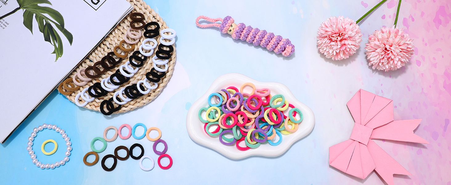 Assortiment d'accessoires pour cheveux comprenant des élastiques, des chouchous et des pinces de différentes couleurs et styles sur fond bleu et blanc