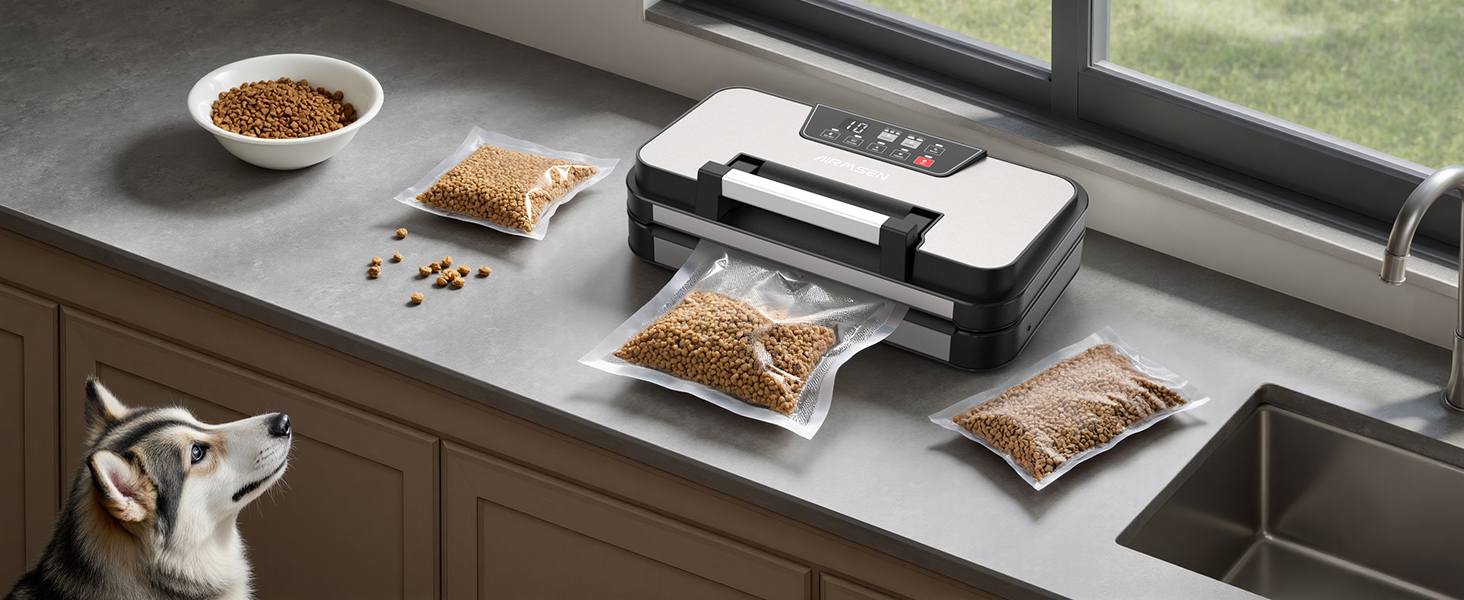 Configuration de plan de travail de cuisine moderne montrant plusieurs stations de préparation des aliments avec des balances numériques et des ingrédients organisés dans de petits bols sur une surface grise spacieuse.