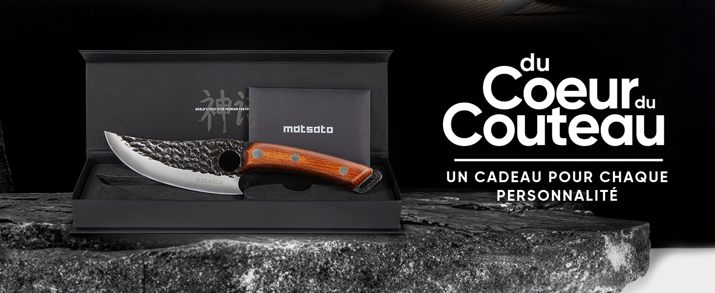 avec lame à motifs et manche en bois présenté dans une boîte noire. Le texte « du Coeur du Couteau » est visible, suggérant une