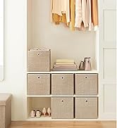 avec six cubes en tissu beige et étagères ouvertes. Vêtements suspendus en haut, chaussures en dessous. Solution de rangement organisée pour placard ou entrée