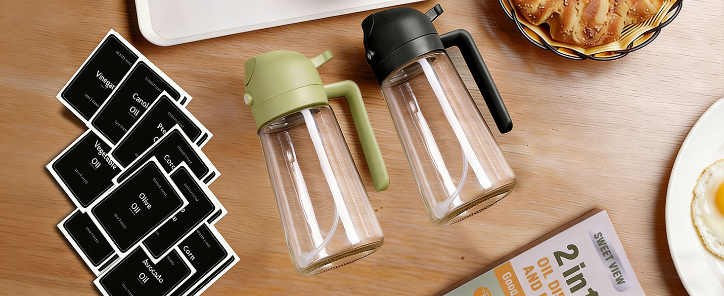 Collection de bocaux et récipients en verre disposés sur une surface en bois avec des éléments de motifs géométriques visibles dans la composition.