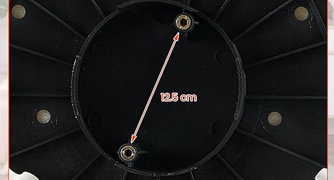 noir avec un trou central circulaire. Diamètre de 12,5 cm indiqué entre deux points de montage. Conçu pour les chaises dont l'espacement des trous est spécifique.