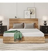 Installation ou réglage du mobilier montrant une toile de fond en panneaux de bois sur des murs blancs et des éléments en brique.