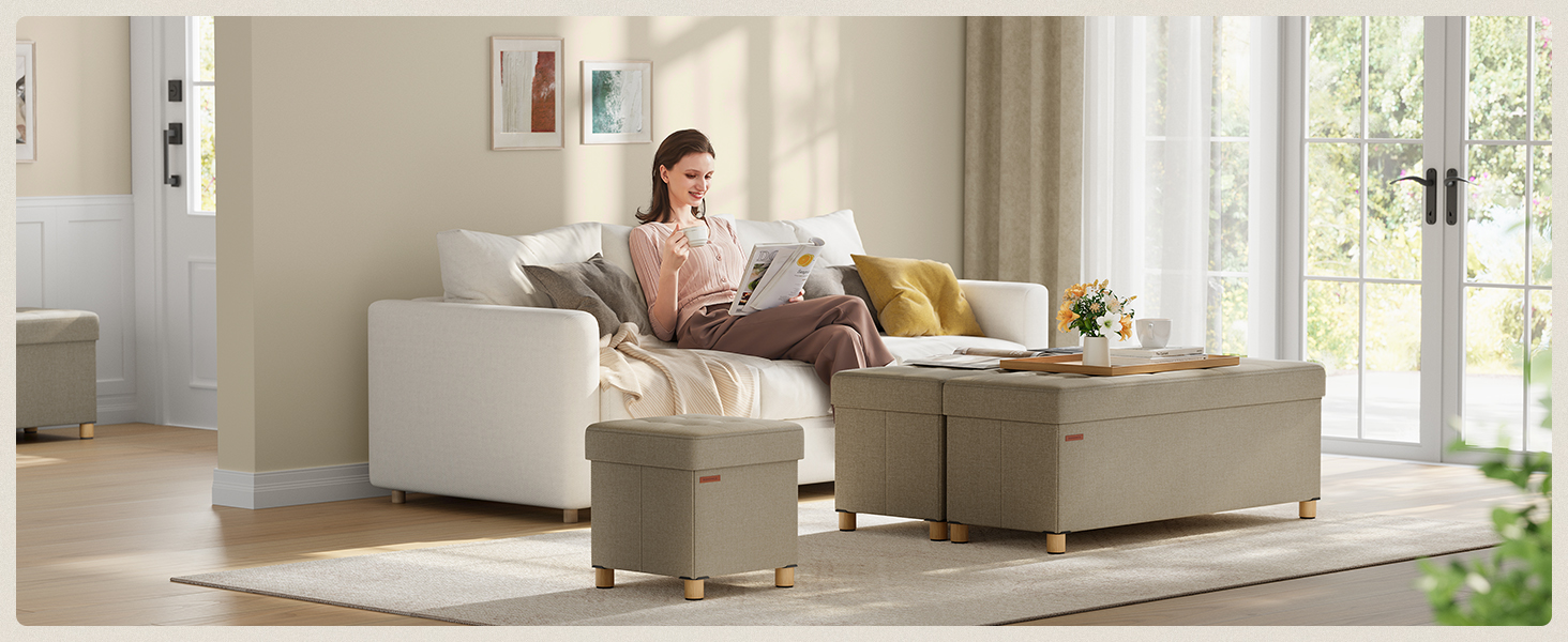 Cadre de salon moderne avec canapé sectionnel blanc, pouf beige et lumière naturelle éclatante provenant des baies vitrées. Coussin décoratif jaune visible.