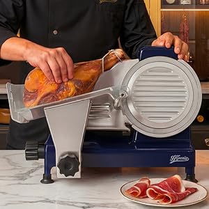 Une trancheuse à viande professionnelle en cours de démonstration montre comment trancher de la viande séchée en petits morceaux sur une surface de travail en marbre.