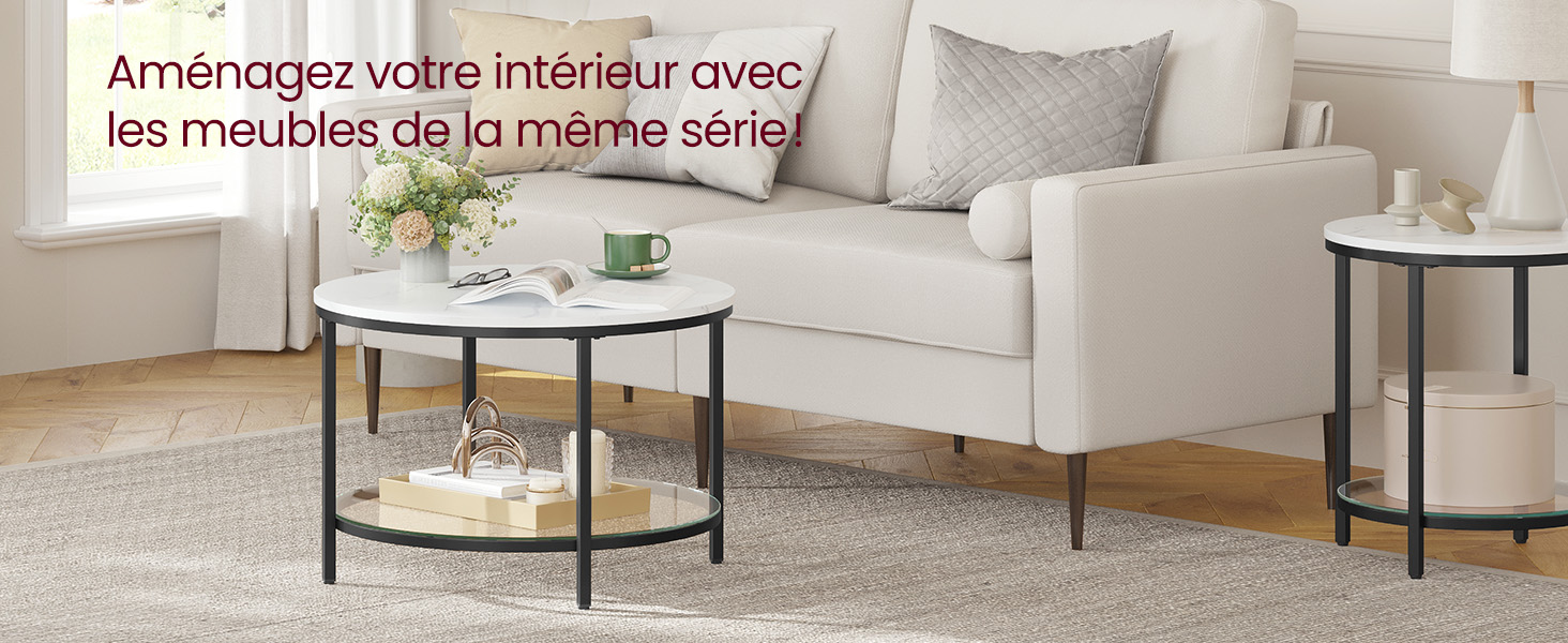 Intérieur du salon avec canapé blanc, table basse ronde avec structure en métal et table d'appoint assortie. Texte en français sur la coordination des meubles.