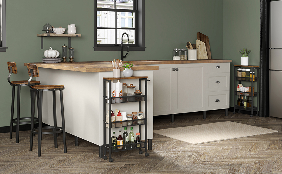 une cuisine avec un grand îlot et une étagère avec des épices dessus.