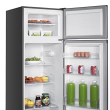 Ouvrez le réfrigérateur à deux portes et exposez divers produits alimentaires sur des étagères et dans des compartiments. L'intérieur est bien éclairé et propose des produits frais, des boissons et d'autres produits d'épicerie