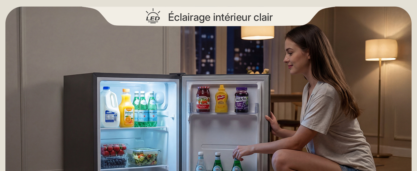 Le texte se lit comme suit : « Éclairage intérieur clair ». Intérieur d'une maison avec réfrigérateur, intérieur éclairé et éclairage ambiant de la pièce créant une atmosphère chaleureuse et accueillante.