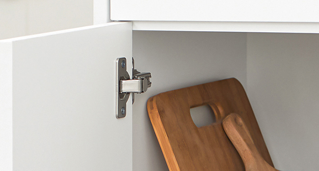 Plusieurs vues d'une étagère murale en bois ou d'un système de rayonnage dans un cadre domestique sur des murs blancs.