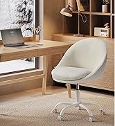 Chaise de bureau moderne rembourrée blanche avec dossier arrondi, assise rembourrée et base à roulettes, positionnée sur un bureau en bois avec ordinateur portable et lampe de bureau